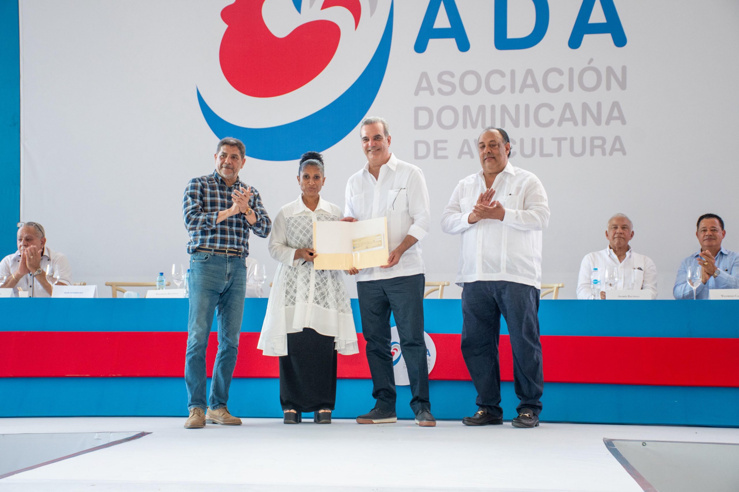 Presidente Abinader entrega subsidios por RD$250 millones a pequeños y medianos productores de huevos Presidente Abinader entrega subsidios por RD$250 millones a pequeños y medianos productores de huevos