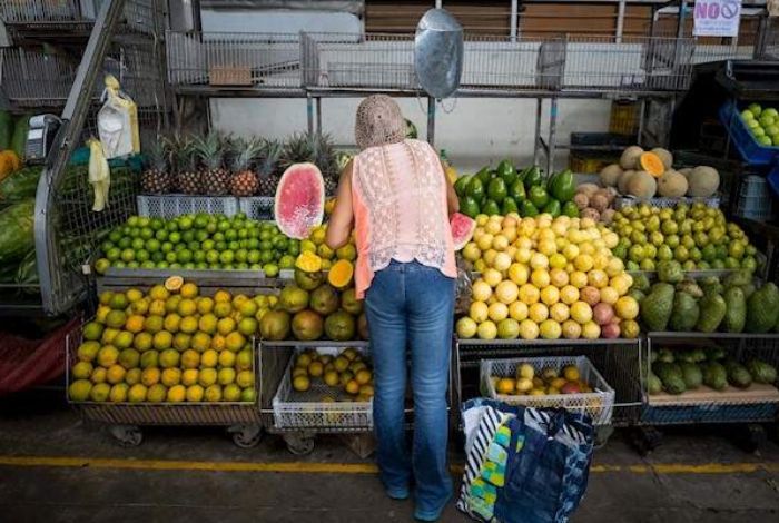 La canasta básica de alimentos para un hogar venezolano sube el 2.5% en un mes, según ONG