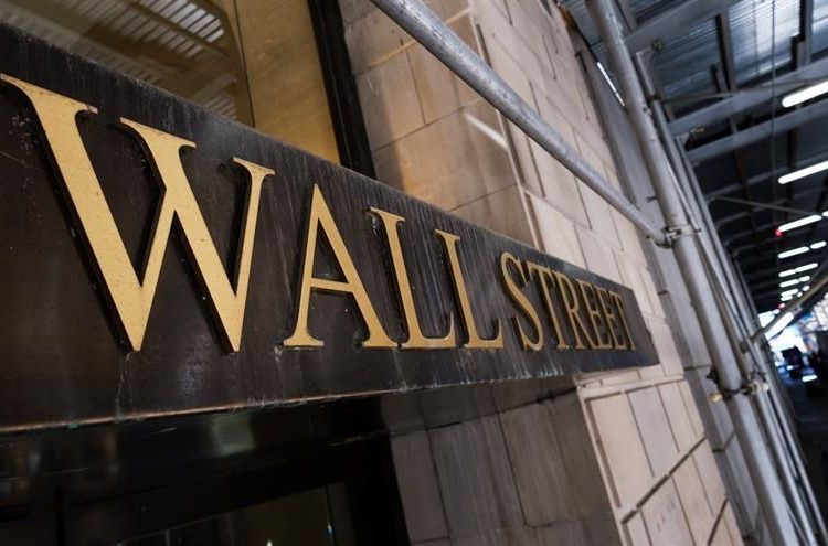 Wall Street cierra con un triple récord ante las bajadas de los tipos sugeridas por la Fed Wall Street cierra con un triple récord ante las bajadas de los tipos sugeridas por la Fed