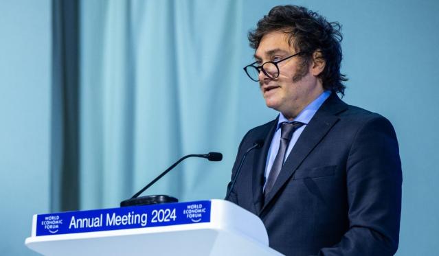 Milei firma decreto que define nueva fórmula de pensión en Argentina; alista reforma