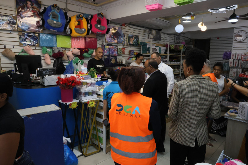 Clausuran cinco comercios asiáticos en Santiago y el Distrito Nacional por delitos tributarios Clausuran cinco comercios asiáticos en Santiago y el Distrito Nacional por delitos tributarios