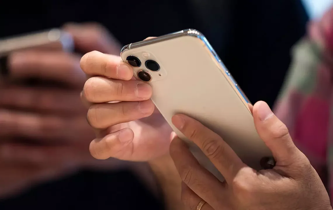 Apple impulsará las funciones de IA en iOS 18 con su propio modelo de lenguaje integrado en los iPhone, según Gurman Apple impulsará las funciones de IA en iOS 18 con su propio modelo de lenguaje integrado en los iPhone, según Gurman