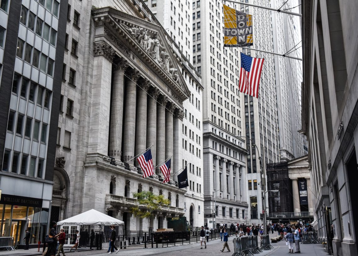 Wall Street abre a la baja y el Dow Jones pierde un 1.4%, tras anuncio del PIB de EEUU Wall Street abre a la baja y el Dow Jones pierde un 1.4%, tras anuncio del PIB de EEUU