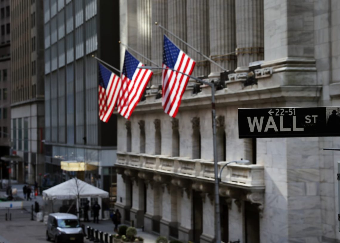 Wall Street cierra en rojo, lastrada por una inflación que no da respiro
