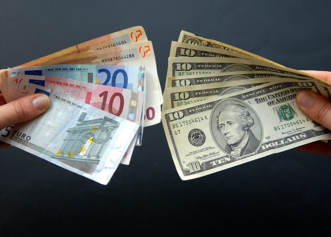 El euro cae hasta los US$1.063 después de que el BCE se distanciara de la Fed