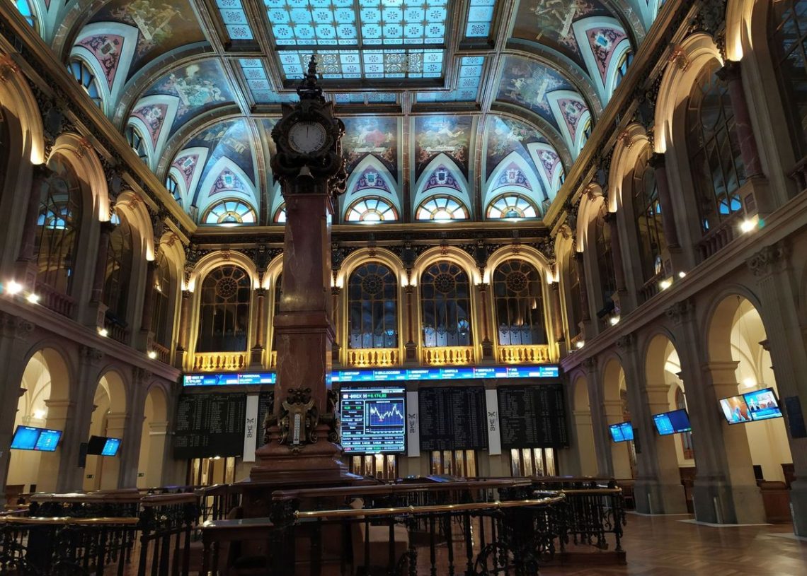 La Bolsa española cae el 0.04% en una sesión de transición a la espera del BCE