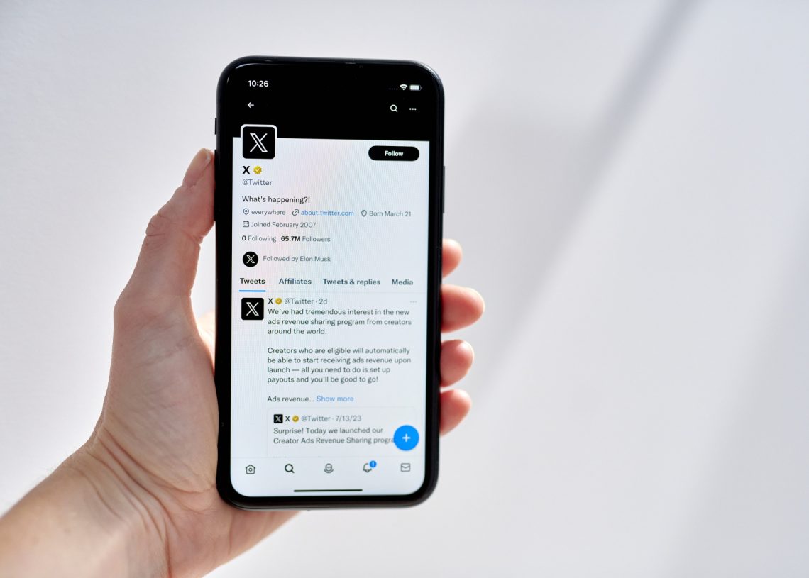 La red social X restablece gratuitamente la insignia azul de verificación