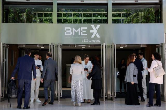 El IBEX 35 abre plano con el foco en los tipos y la geopolítica