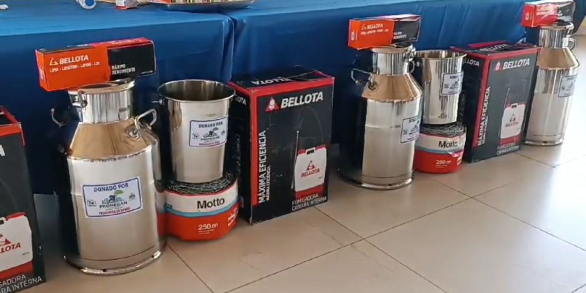 DIGEGA junto a CONALECHE entregan insumos a productores