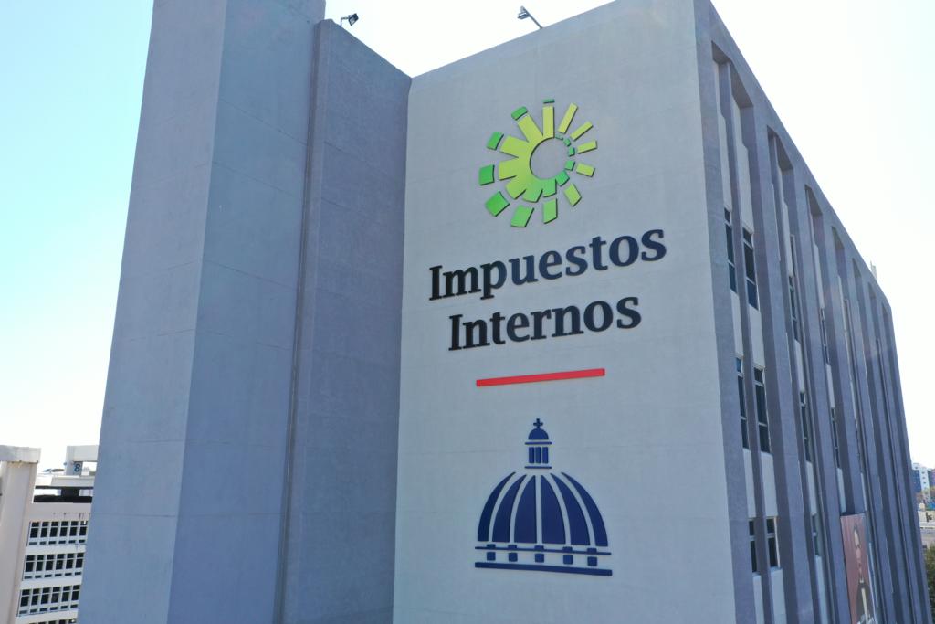 DGII entrega 100 licencias de operación a dealers y concesionarios de Vehículos de Motor