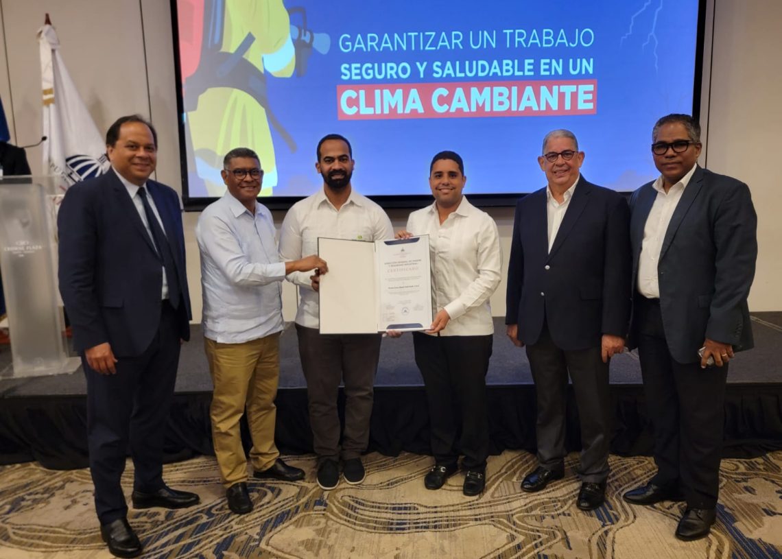 MT reconoce a Grupo Puntacana como Empresa de Excelencia