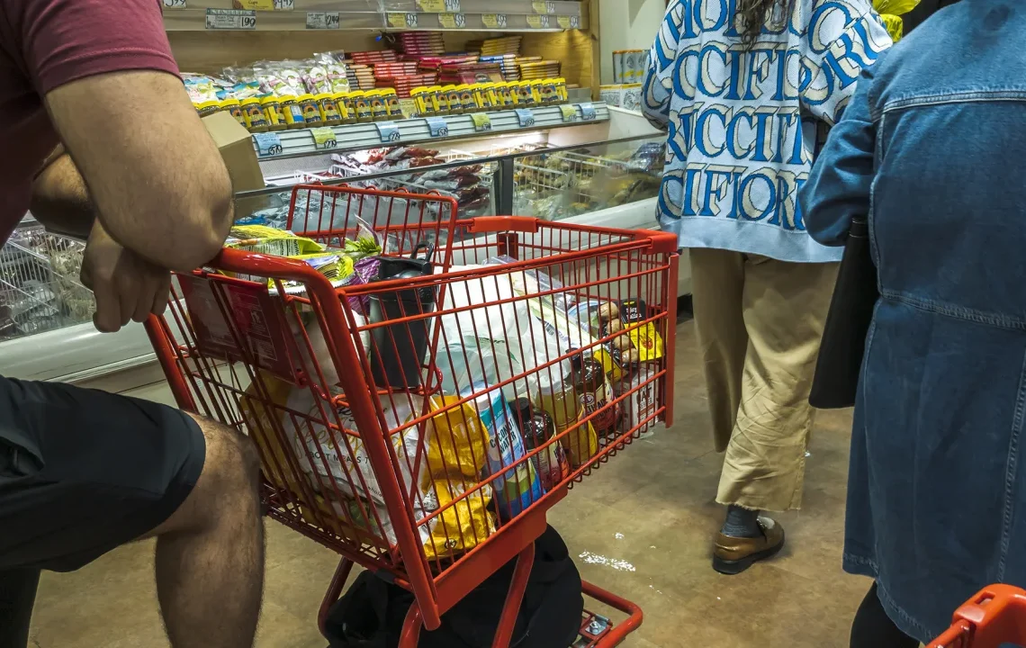 Supermercados de EEUU anuncian bajadas en el precio de los alimentos, tras años de subidas