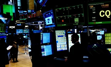 Wall Street cierra con leve alza, Rivian se dispara