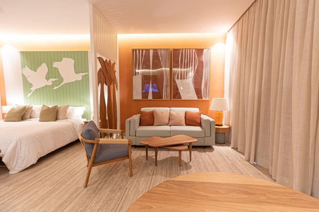 Sigmund Freund da a conocer la habitación modelo del primer hotel que abrirá sus puertas en Cabo Rojo