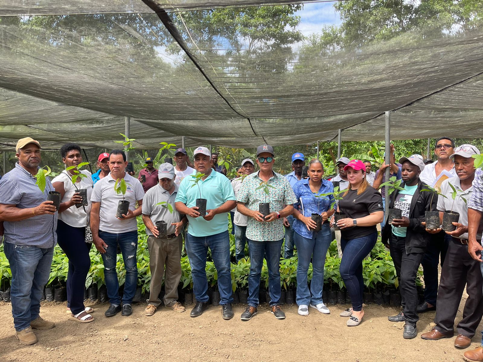 Desarrollo Fronterizo entrega plantas de cacao a productores de Monte Grande Desarrollo Fronterizo entrega plantas de cacao a productores de Monte Grande