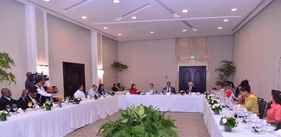 Astacio dice usuarios reciben 23.4 horas luz