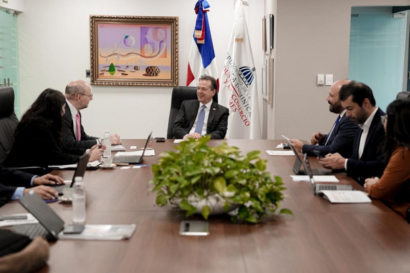 El ministro Bisonó recibe a los representantes del FMI