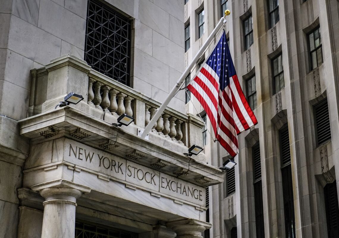 Wall Street cierra mixto y el Nasdaq cae un 2.77% arrastrado por las tecnológicas