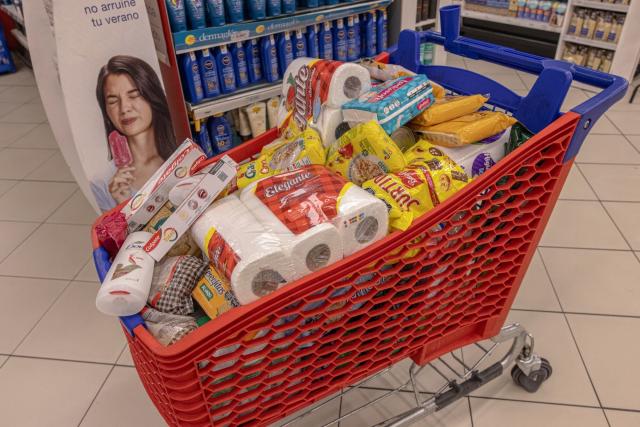 Inflación de Argentina se desacelera a nivel más bajo desde 2022