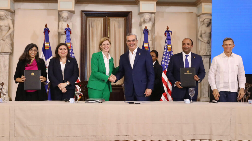 DFC aprueba préstamo de US$84 millones a RD