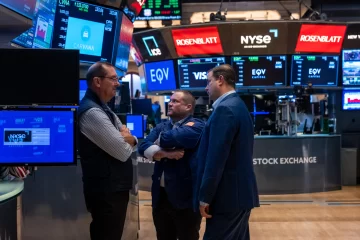 Wall Street cierra al alza semana volátil y temerosa a recesión en EEUU