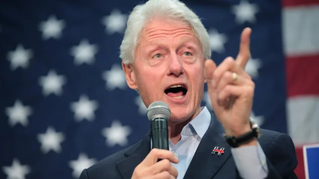 Bill Clinton dice en México que la IA le “preocupa” y le da “esperanza” al mismo tiempo