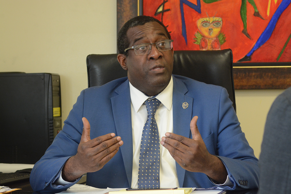 Economista advierte reforma fiscal afectará la clase media 