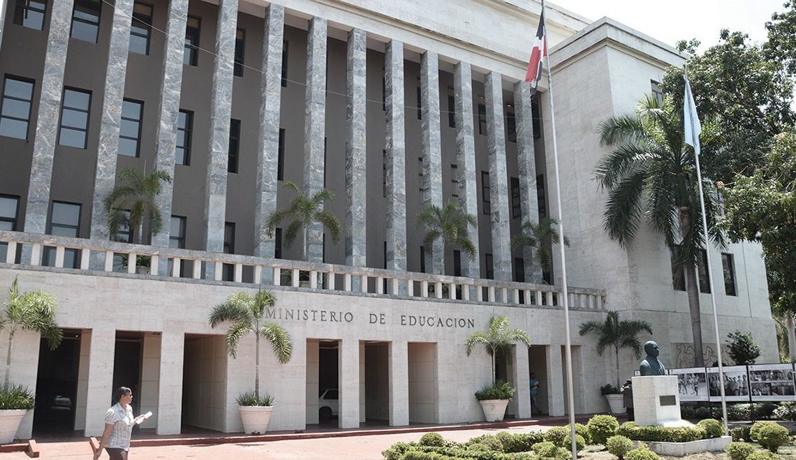 Partida de Educación en 2025 baja de 4.00% a 3.82% del PIB