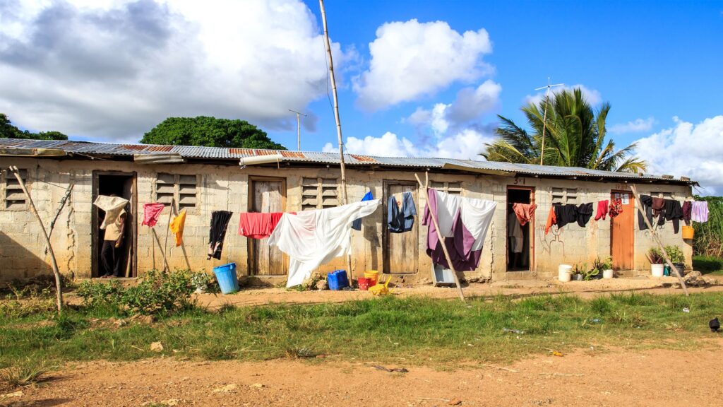 Pobreza monetaria baja 4.45 puntos en RD en el segundo trimestre, según Ministerio Economía