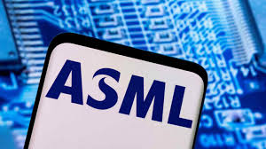 ASML se desploma tras decepcionar con sus previsiones y arrastra al sector de semiconductores