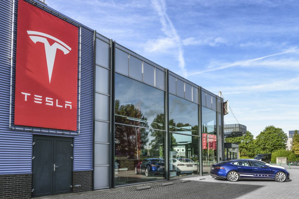 Las acciones de Tesla superan el billón de dólares de valoración Las acciones de Tesla superan el billón de dólares de valoración