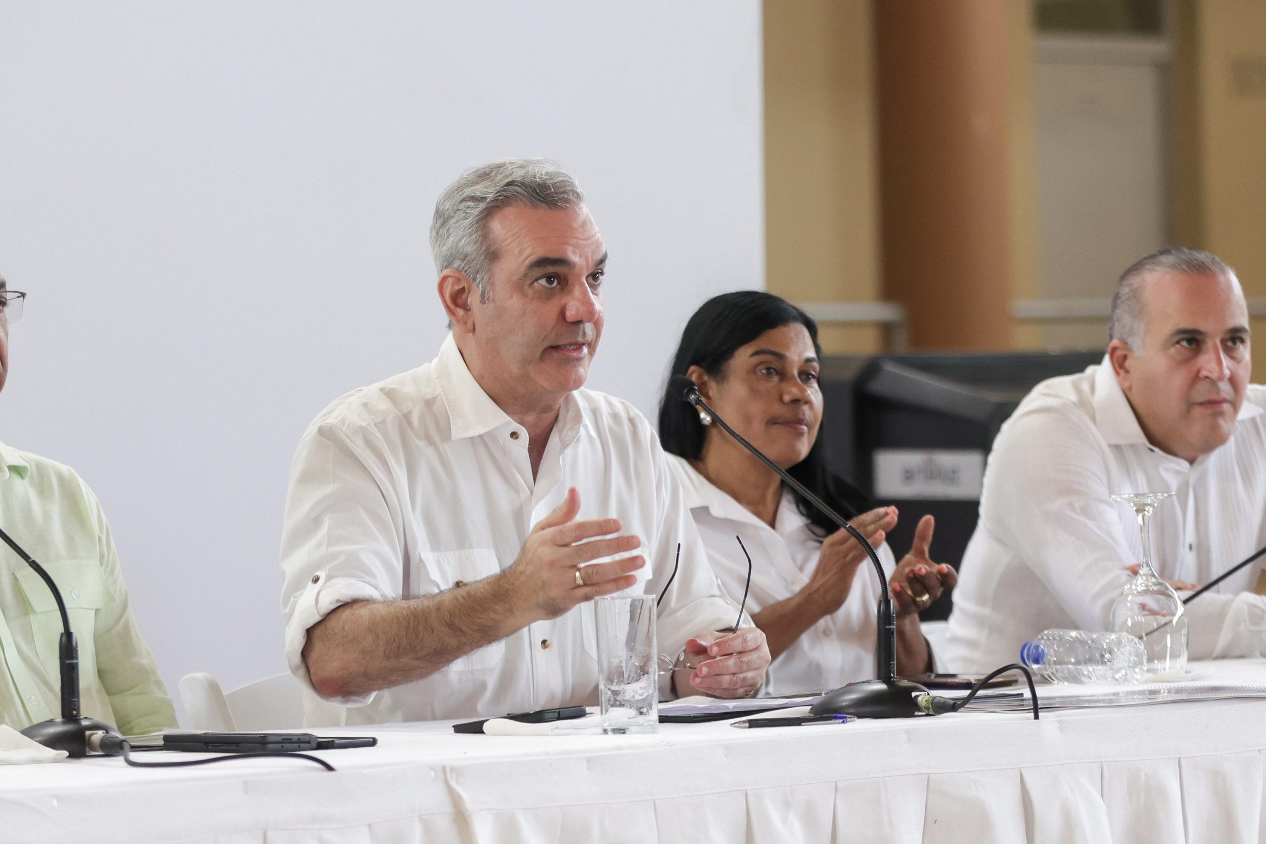 Presidente Abinader presenta soluciones viales, agrícolas y otros, durante encuentro comunitario en Nagua Presidente Abinader presenta soluciones viales, agrícolas y otros, durante encuentro comunitario en Nagua