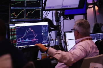 Wall Street cierra mixto con el Nasdaq registrando nuevo récord