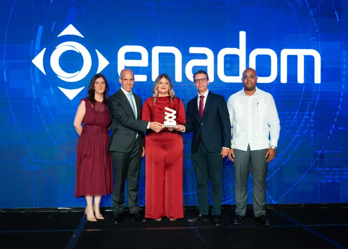 Enadom recibe premio como “mayor emisor renta fija” que entrega la Bolsa de Valores Enadom recibe premio como “mayor emisor renta fija” que entrega la Bolsa de Valores