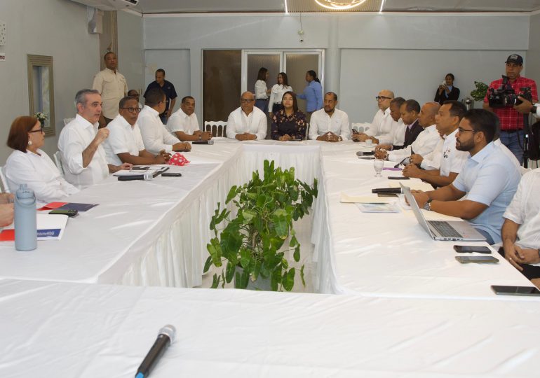 Presidente Abinader pasa revista a proyectos y obras en Barahona; Se reúne con empresarios e inversionistas