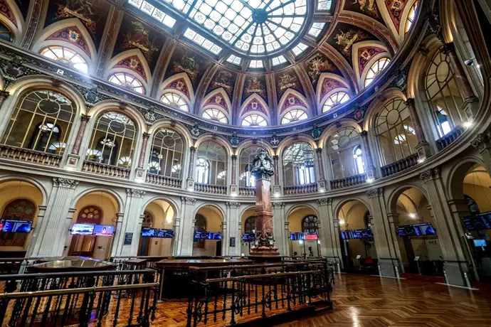 El Ibex 35 sube un 0,15% en la media sesión y avanza sobre los 11.700 enteros