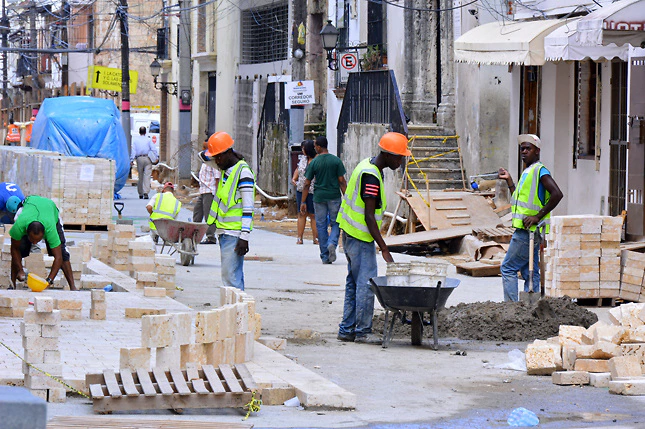 Migración se reúne con productores y constructores para incluir más dominicanos esos sectores