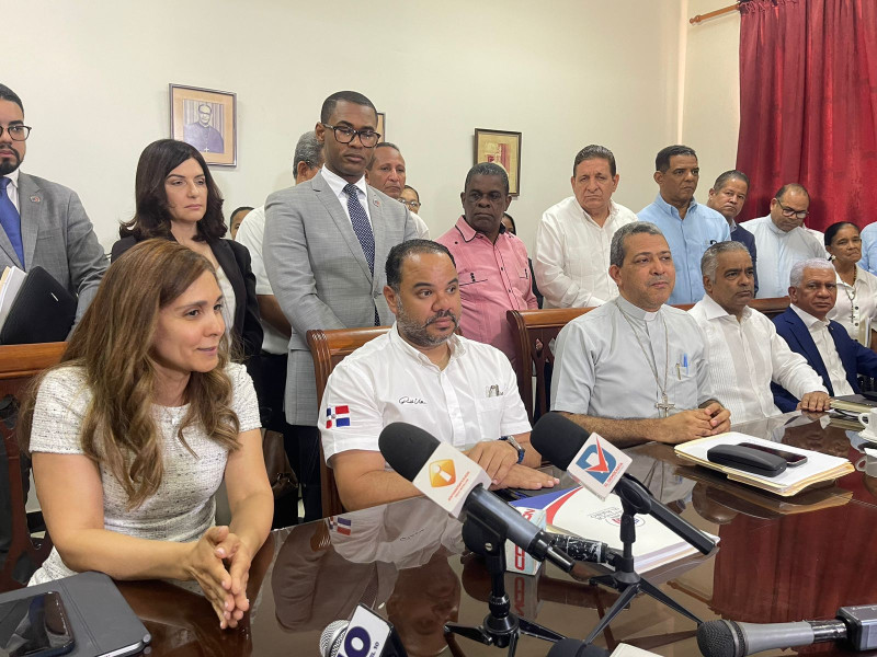 Crean comisión para investigar conflicto entre comunidades de Sánchez Ramírez y ejecutivos de Barrick