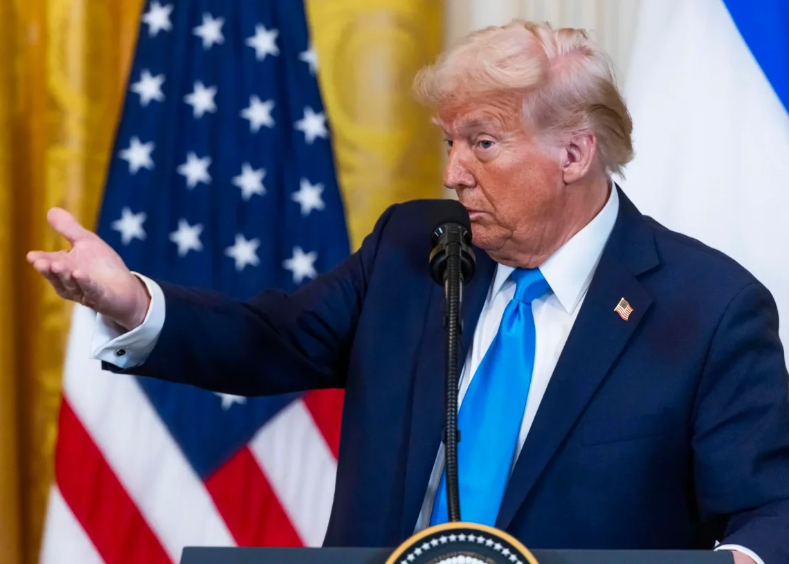 Trump quiere reducir a la mitad la agencia que financia la investigación científica