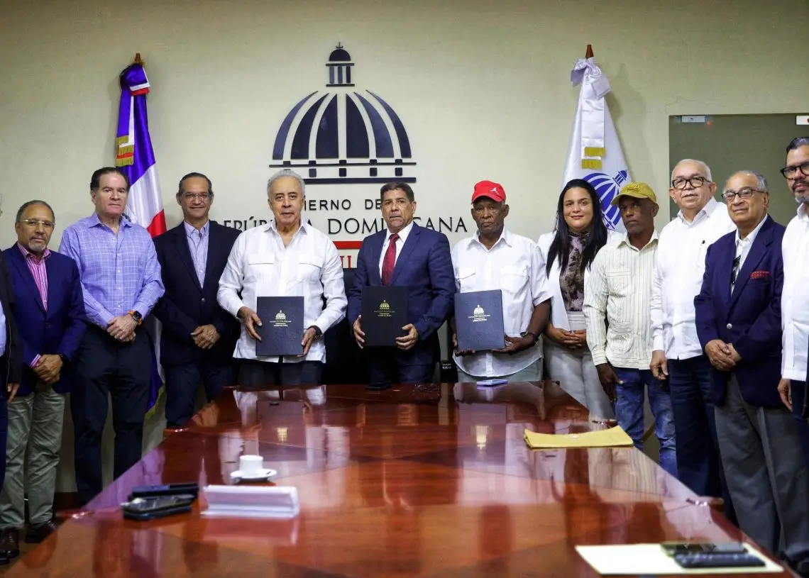 Gobierno firma acuerdo tripartito para garantizar produción materia prima en el país
