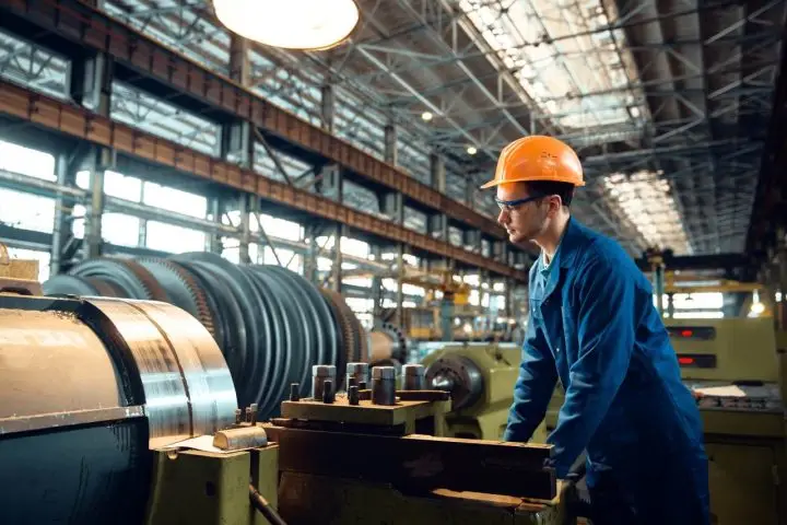 La producción industrial de Colombia cayó un 1.7% en 2024