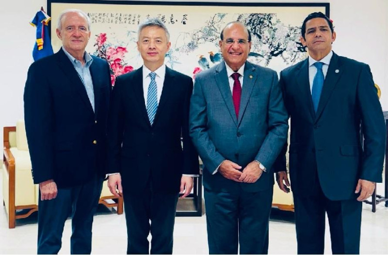 Empresario de la industria automotriz visita el embajador de China