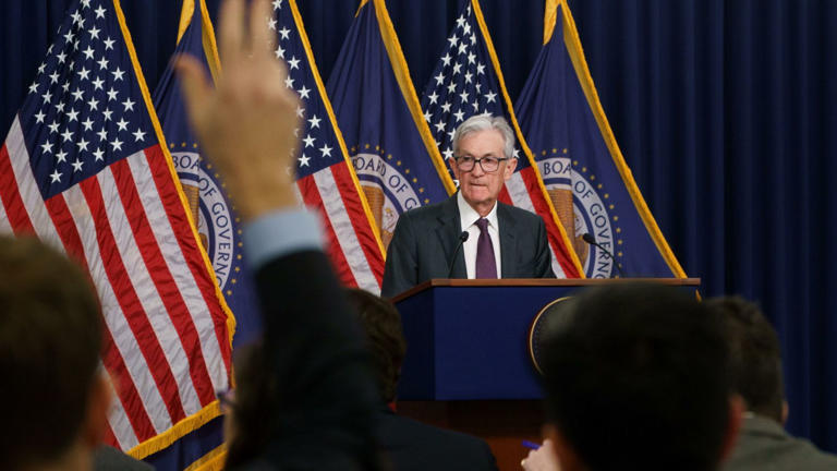 Powell anticipa que los aranceles presionan la inflación y pueden frenar su bajada