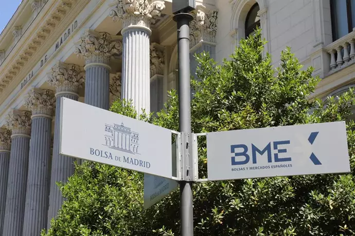 El Ibex 35 amanece con una subida del 0,3% y mantiene los 14.100 puntos, pendiente de Trump