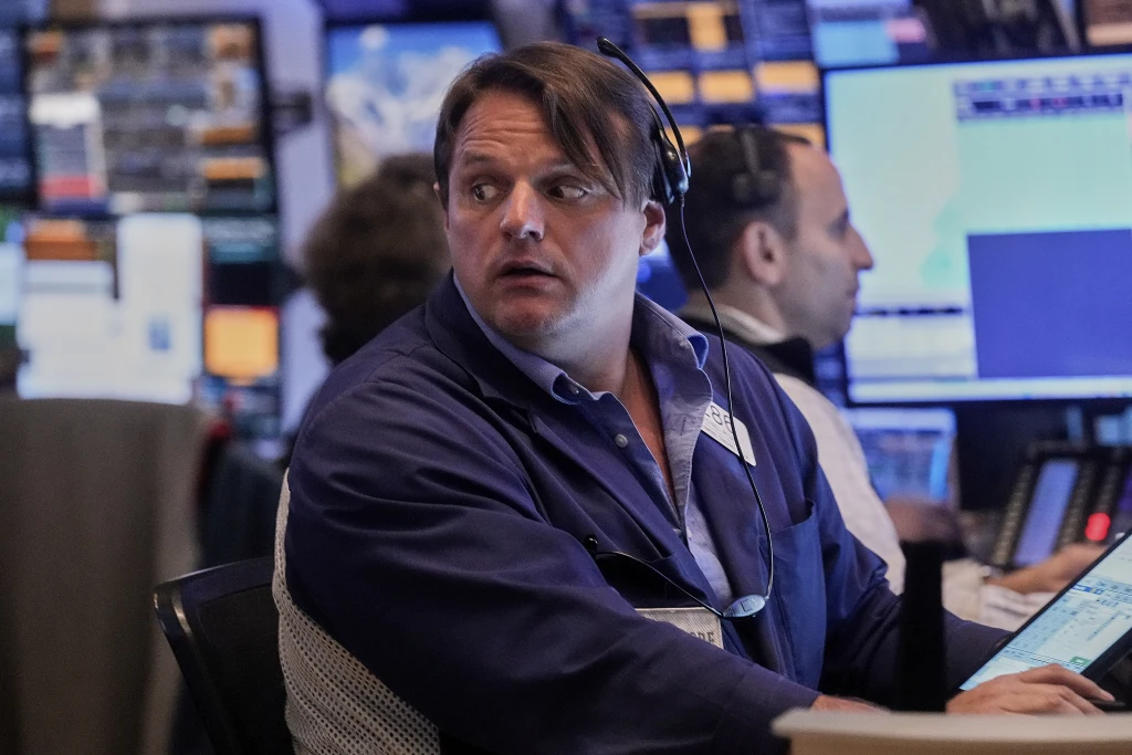 Wall Street alcanza nuevo récord máximo; Tesla y Nike suben