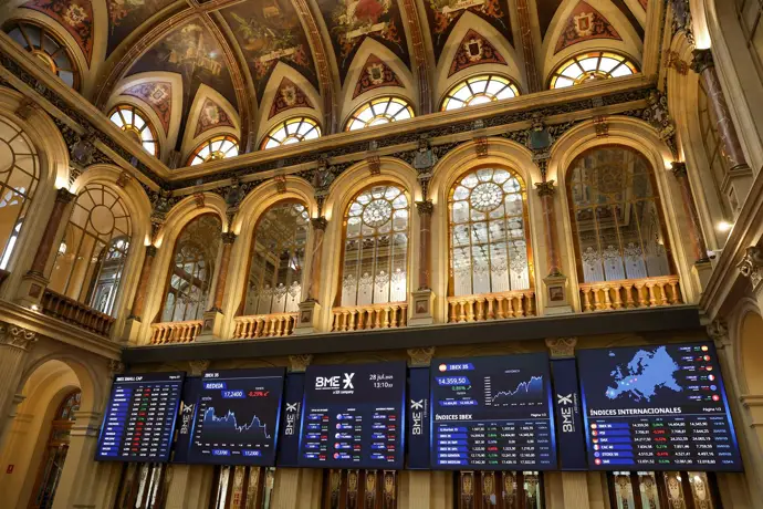 El Ibex 35 cierra la semana apuntando a los 15.300 puntos tras cerrar en los 15.277 enteros, un 0,47% más