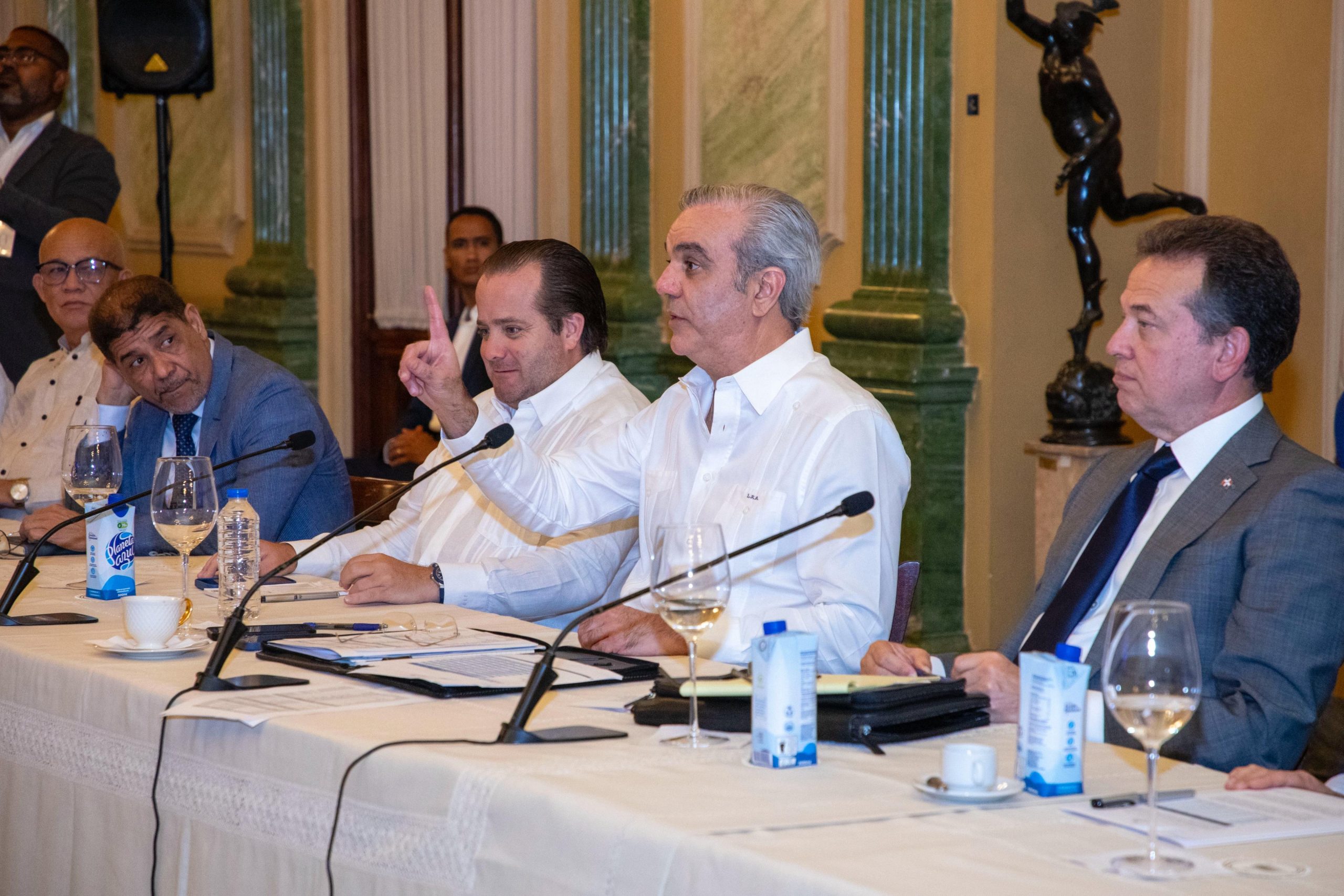 Abinader se reúne con empresarios y productores; pasa balance sobre economía y el desarrollo del país