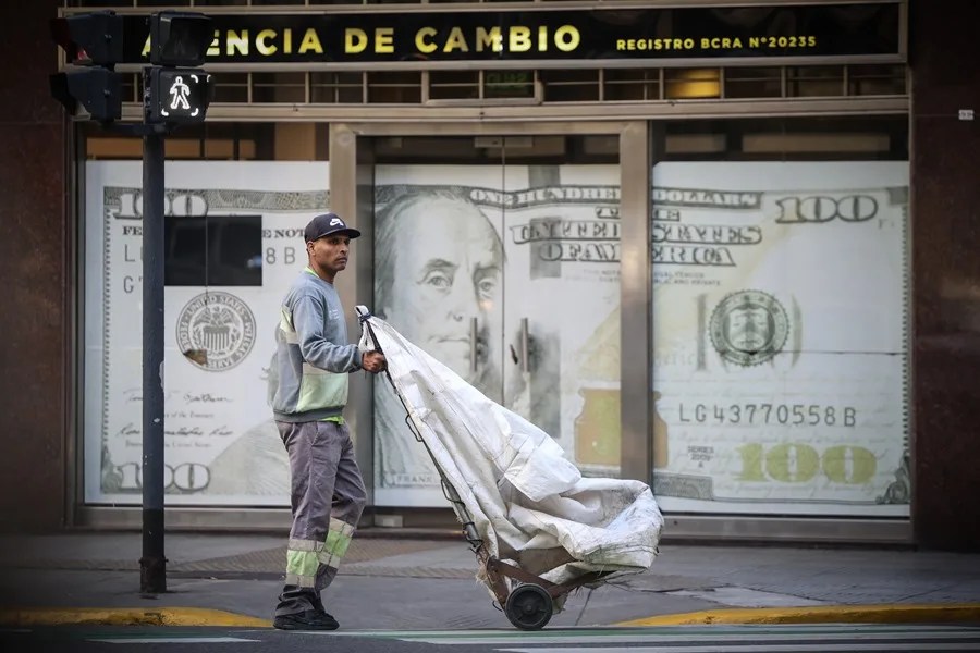 El precio del dólar en Argentina se acerca al punto de intervención del Banco Central