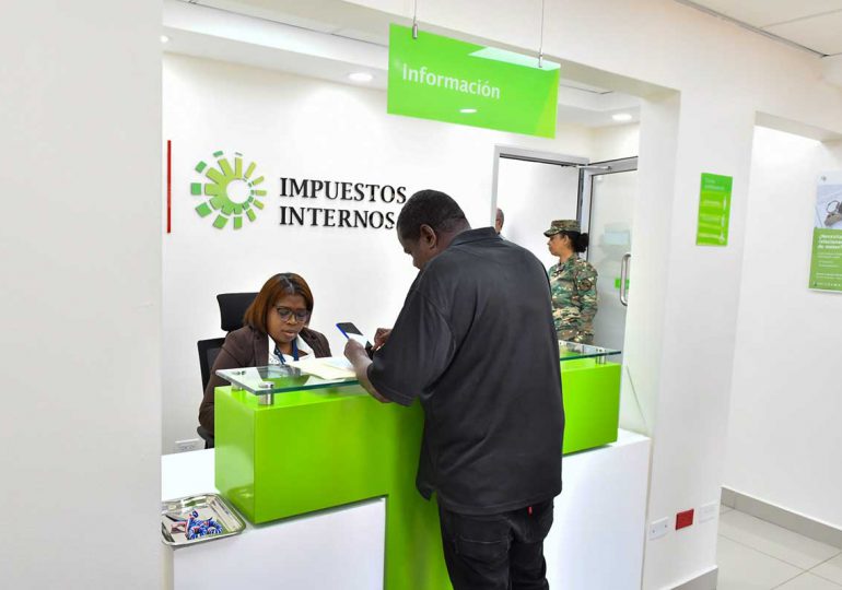 DGII reduce a tres días la entrega de la primera placa y moderniza sus centros de atención DGII reduce a tres días la entrega de la primera placa y moderniza sus centros de atención