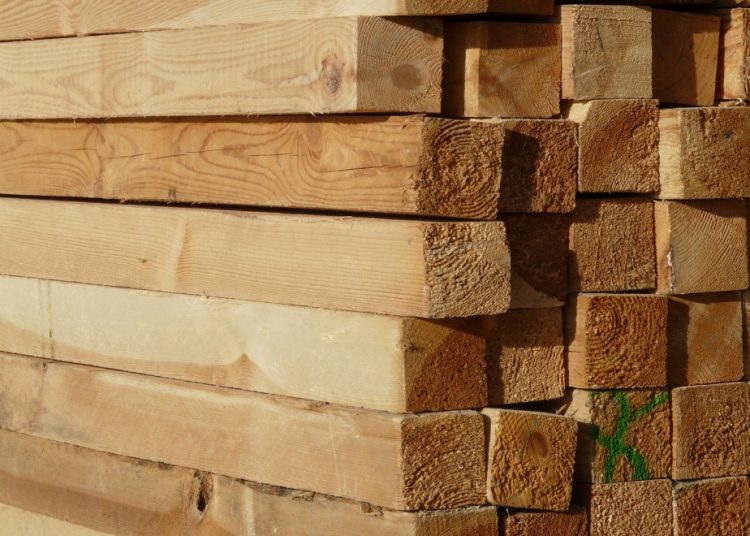 Estados Unidos gravará madera blanda con un 10% y aplaza aranceles a muebles hasta el 14 de octubre